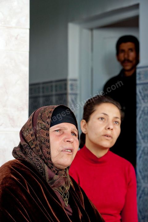 La nouvelle demeure de la famille BouaziziContrainte de quitter Sidi Bouzid, où la pression était devenue trop forte pour elle, la famille Bouazizi a trouvé refuge à 260 kilomètres de là, à Tunis. La mère de Mohamed Bouazizi, la figure emblématique du soulèvement populaire de Tunisie, ses sœurs et ses deux plus jeunes frères résident dans une maison aux carreaux de faïence bleue, trois pièces en rez-de-chaussée, dans le quartier populaire de Bousalsa à la Marsa dans la banlieue nord de Tunis. Leila, la sœur aînée, âgée de 24 ans, suit une formation professionnelle par alternance pour devenir contrôleuse qualité dans le textile ;  Semia, 19 ans, prépare son bac, Basma, 16 ans, Karim, 14 ans, et Zyed, 8 ans, poursuivent leur scolarité. Seul, le frère aîné, Salem, vit ailleurs, à Sfax. Montrée du doigt par une partie de la population de Sidi Bouzid, qui l’accuse d’avoir reçu de l’argent du gouvernement, la famille Bouazizi produit le contrat de location de sa nouvelle demeure qu’elle a prévu de louer 6 mois, jusqu’en août, au prix de 360 dinars (180 euros). Bientôt, promet la mère, elle retournera à Sidi Bouzid.