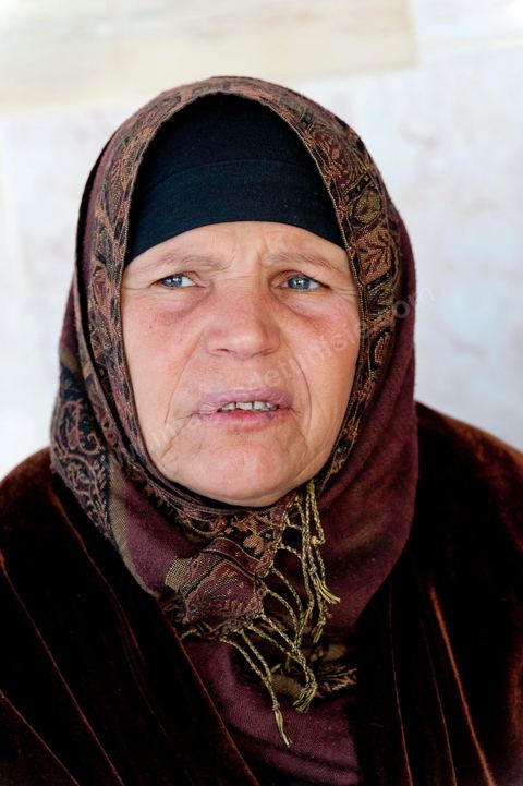 La nouvelle demeure de la famille BouaziziContrainte de quitter Sidi Bouzid, où la pression était devenue trop forte pour elle, la famille Bouazizi a trouvé refuge à 260 kilomètres de là, à Tunis. La mère de Mohamed Bouazizi, la figure emblématique du soulèvement populaire de Tunisie, ses sœurs et ses deux plus jeunes frères résident dans une maison aux carreaux de faïence bleue, trois pièces en rez-de-chaussée, dans le quartier populaire de Bousalsa à la Marsa dans la banlieue nord de Tunis. Leila, la sœur aînée, âgée de 24 ans, suit une formation professionnelle par alternance pour devenir contrôleuse qualité dans le textile ;  Semia, 19 ans, prépare son bac, Basma, 16 ans, Karim, 14 ans, et Zyed, 8 ans, poursuivent leur scolarité. Seul, le frère aîné, Salem, vit ailleurs, à Sfax. Montrée du doigt par une partie de la population de Sidi Bouzid, qui l’accuse d’avoir reçu de l’argent du gouvernement, la famille Bouazizi produit le contrat de location de sa nouvelle demeure qu’elle a prévu de louer 6 mois, jusqu’en août, au prix de 360 dinars (180 euros). Bientôt, promet la mère, elle retournera à Sidi Bouzid.