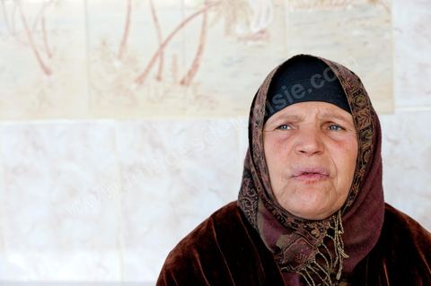 La nouvelle demeure de la famille BouaziziContrainte de quitter Sidi Bouzid, où la pression était devenue trop forte pour elle, la famille Bouazizi a trouvé refuge à 260 kilomètres de là, à Tunis. La mère de Mohamed Bouazizi, la figure emblématique du soulèvement populaire de Tunisie, ses sœurs et ses deux plus jeunes frères résident dans une maison aux carreaux de faïence bleue, trois pièces en rez-de-chaussée, dans le quartier populaire de Bousalsa à la Marsa dans la banlieue nord de Tunis. Leila, la sœur aînée, âgée de 24 ans, suit une formation professionnelle par alternance pour devenir contrôleuse qualité dans le textile ;  Semia, 19 ans, prépare son bac, Basma, 16 ans, Karim, 14 ans, et Zyed, 8 ans, poursuivent leur scolarité. Seul, le frère aîné, Salem, vit ailleurs, à Sfax. Montrée du doigt par une partie de la population de Sidi Bouzid, qui l’accuse d’avoir reçu de l’argent du gouvernement, la famille Bouazizi produit le contrat de location de sa nouvelle demeure qu’elle a prévu de louer 6 mois, jusqu’en août, au prix de 360 dinars (180 euros). Bientôt, promet la mère, elle retournera à Sidi Bouzid.