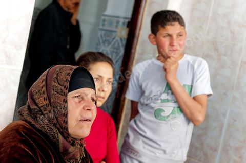 La nouvelle demeure de la famille BouaziziContrainte de quitter Sidi Bouzid, où la pression était devenue trop forte pour elle, la famille Bouazizi a trouvé refuge à 260 kilomètres de là, à Tunis. La mère de Mohamed Bouazizi, la figure emblématique du soulèvement populaire de Tunisie, ses sœurs et ses deux plus jeunes frères résident dans une maison aux carreaux de faïence bleue, trois pièces en rez-de-chaussée, dans le quartier populaire de Bousalsa à la Marsa dans la banlieue nord de Tunis. Leila, la sœur aînée, âgée de 24 ans, suit une formation professionnelle par alternance pour devenir contrôleuse qualité dans le textile ;  Semia, 19 ans, prépare son bac, Basma, 16 ans, Karim, 14 ans, et Zyed, 8 ans, poursuivent leur scolarité. Seul, le frère aîné, Salem, vit ailleurs, à Sfax. Montrée du doigt par une partie de la population de Sidi Bouzid, qui l’accuse d’avoir reçu de l’argent du gouvernement, la famille Bouazizi produit le contrat de location de sa nouvelle demeure qu’elle a prévu de louer 6 mois, jusqu’en août, au prix de 360 dinars (180 euros). Bientôt, promet la mère, elle retournera à Sidi Bouzid.