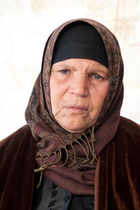 La nouvelle demeure de la famille BouaziziContrainte de quitter Sidi Bouzid, où la pression était devenue trop forte pour elle, la famille Bouazizi a trouvé refuge à 260 kilomètres de là, à Tunis. La mère de Mohamed Bouazizi, la figure emblématique du soulèvement populaire de Tunisie, ses sœurs et ses deux plus jeunes frères résident dans une maison aux carreaux de faïence bleue, trois pièces en rez-de-chaussée, dans le quartier populaire de Bousalsa à la Marsa dans la banlieue nord de Tunis. Leila, la sœur aînée, âgée de 24 ans, suit une formation professionnelle par alternance pour devenir contrôleuse qualité dans le textile ;  Semia, 19 ans, prépare son bac, Basma, 16 ans, Karim, 14 ans, et Zyed, 8 ans, poursuivent leur scolarité. Seul, le frère aîné, Salem, vit ailleurs, à Sfax. Montrée du doigt par une partie de la population de Sidi Bouzid, qui l’accuse d’avoir reçu de l’argent du gouvernement, la famille Bouazizi produit le contrat de location de sa nouvelle demeure qu’elle a prévu de louer 6 mois, jusqu’en août, au prix de 360 dinars (180 euros). Bientôt, promet la mère, elle retournera à Sidi Bouzid.