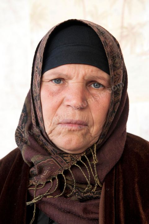 La nouvelle demeure de la famille BouaziziContrainte de quitter Sidi Bouzid, où la pression était devenue trop forte pour elle, la famille Bouazizi a trouvé refuge à 260 kilomètres de là, à Tunis. La mère de Mohamed Bouazizi, la figure emblématique du soulèvement populaire de Tunisie, ses sœurs et ses deux plus jeunes frères résident dans une maison aux carreaux de faïence bleue, trois pièces en rez-de-chaussée, dans le quartier populaire de Bousalsa à la Marsa dans la banlieue nord de Tunis. Leila, la sœur aînée, âgée de 24 ans, suit une formation professionnelle par alternance pour devenir contrôleuse qualité dans le textile ;  Semia, 19 ans, prépare son bac, Basma, 16 ans, Karim, 14 ans, et Zyed, 8 ans, poursuivent leur scolarité. Seul, le frère aîné, Salem, vit ailleurs, à Sfax. Montrée du doigt par une partie de la population de Sidi Bouzid, qui l’accuse d’avoir reçu de l’argent du gouvernement, la famille Bouazizi produit le contrat de location de sa nouvelle demeure qu’elle a prévu de louer 6 mois, jusqu’en août, au prix de 360 dinars (180 euros). Bientôt, promet la mère, elle retournera à Sidi Bouzid.