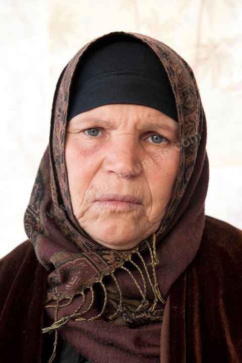 La nouvelle demeure de la famille BouaziziContrainte de quitter Sidi Bouzid, où la pression était devenue trop forte pour elle, la famille Bouazizi a trouvé refuge à 260 kilomètres de là, à Tunis. La mère de Mohamed Bouazizi, la figure emblématique du soulèvement populaire de Tunisie, ses sœurs et ses deux plus jeunes frères résident dans une maison aux carreaux de faïence bleue, trois pièces en rez-de-chaussée, dans le quartier populaire de Bousalsa à la Marsa dans la banlieue nord de Tunis. Leila, la sœur aînée, âgée de 24 ans, suit une formation professionnelle par alternance pour devenir contrôleuse qualité dans le textile ;  Semia, 19 ans, prépare son bac, Basma, 16 ans, Karim, 14 ans, et Zyed, 8 ans, poursuivent leur scolarité. Seul, le frère aîné, Salem, vit ailleurs, à Sfax. Montrée du doigt par une partie de la population de Sidi Bouzid, qui l’accuse d’avoir reçu de l’argent du gouvernement, la famille Bouazizi produit le contrat de location de sa nouvelle demeure qu’elle a prévu de louer 6 mois, jusqu’en août, au prix de 360 dinars (180 euros). Bientôt, promet la mère, elle retournera à Sidi Bouzid.