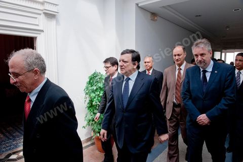 Rencontre de José Manuel Barroso avec M. Foued Mbazaa, président d ela Tunisie par intérim au Palais Présidentiel de Carthage lors de la visite en Tunisie de José Manuel Barroso, président de la Commission européenne ce mardi 12 avril 2011. Il se rend à Tunis pour jeter les bases d'une coopération "conditionnée" à l'arrêt de l'immigration clandestine vers l'Europe et soutenir la marche politique et démocratique de la Tunisie depuis la Révolution.