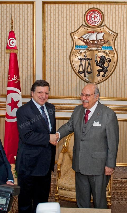 Rencontre de José Manuel Barroso avec M. Foued Mbazaa, président d ela Tunisie par intérim au Palais Présidentiel de Carthage lors de la visite en Tunisie de José Manuel Barroso, président de la Commission européenne ce mardi 12 avril 2011. Il se rend à Tunis pour jeter les bases d'une coopération "conditionnée" à l'arrêt de l'immigration clandestine vers l'Europe et soutenir la marche politique et démocratique de la Tunisie depuis la Révolution.