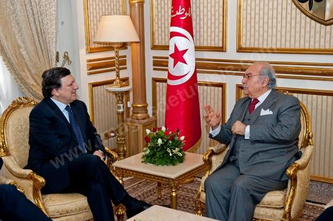 Rencontre de José Manuel Barroso avec M. Foued Mbazaa, président d ela Tunisie par intérim au Palais Présidentiel de Carthage lors de la visite en Tunisie de José Manuel Barroso, président de la Commission européenne ce mardi 12 avril 2011. Il se rend à Tunis pour jeter les bases d'une coopération "conditionnée" à l'arrêt de l'immigration clandestine vers l'Europe et soutenir la marche politique et démocratique de la Tunisie depuis la Révolution.