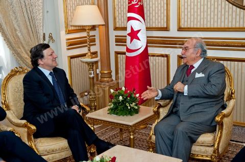 Rencontre de José Manuel Barroso avec M. Foued Mbazaa, président d ela Tunisie par intérim au Palais Présidentiel de Carthage lors de la visite en Tunisie de José Manuel Barroso, président de la Commission européenne ce mardi 12 avril 2011. Il se rend à Tunis pour jeter les bases d'une coopération "conditionnée" à l'arrêt de l'immigration clandestine vers l'Europe et soutenir la marche politique et démocratique de la Tunisie depuis la Révolution.