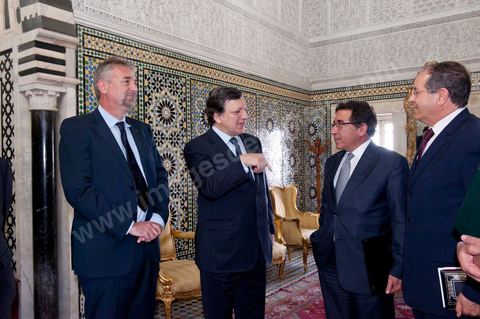Rencontre de José Manuel Barroso avec M. Caïd Béji Essebsi, premier ministre de la Tunisie par intérim au Premier Ministère à al Kasbah de Tunis lors de la visite en Tunisie de José Manuel Barroso, président de la Commission européenne ce mardi 12 avril 2011. Il se rend à Tunis pour jeter les bases d'une coopération "conditionnée" à l'arrêt de l'immigration clandestine vers l'Europe et soutenir la marche politique et démocratique de la Tunisie depuis la Révolution.