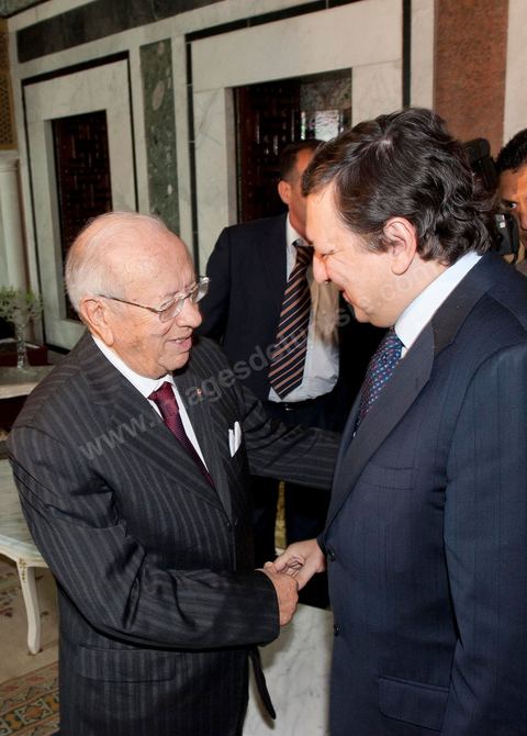 Rencontre de José Manuel Barroso avec M. Caïd Béji Essebsi, premier ministre de la Tunisie par intérim au Premier Ministère à al Kasbah de Tunis lors de la visite en Tunisie de José Manuel Barroso, président de la Commission européenne ce mardi 12 avril 2011. Il se rend à Tunis pour jeter les bases d'une coopération "conditionnée" à l'arrêt de l'immigration clandestine vers l'Europe et soutenir la marche politique et démocratique de la Tunisie depuis la Révolution.