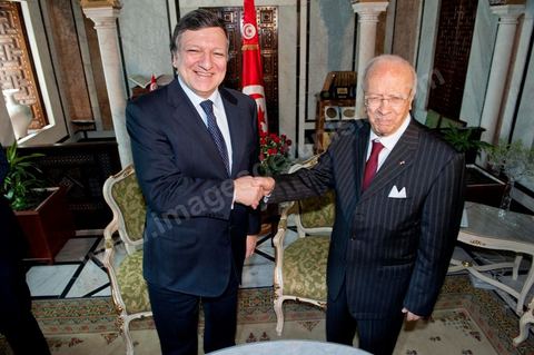 Rencontre de José Manuel Barroso avec M. Caïd Béji Essebsi, premier ministre de la Tunisie par intérim au Premier Ministère à al Kasbah de Tunis lors de la visite en Tunisie de José Manuel Barroso, président de la Commission européenne ce mardi 12 avril 2011. Il se rend à Tunis pour jeter les bases d'une coopération "conditionnée" à l'arrêt de l'immigration clandestine vers l'Europe et soutenir la marche politique et démocratique de la Tunisie depuis la Révolution.