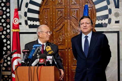 Rencontre de José Manuel Barroso avec M. Caïd Béji Essebsi, premier ministre de la Tunisie par intérim au Premier Ministère à al Kasbah de Tunis lors de la visite en Tunisie de José Manuel Barroso, président de la Commission européenne ce mardi 12 avril 2011. Il se rend à Tunis pour jeter les bases d'une coopération "conditionnée" à l'arrêt de l'immigration clandestine vers l'Europe et soutenir la marche politique et démocratique de la Tunisie depuis la Révolution.