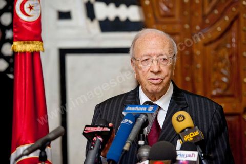 Rencontre de José Manuel Barroso avec M. Caïd Béji Essebsi, premier ministre de la Tunisie par intérim au Premier Ministère à al Kasbah de Tunis lors de la visite en Tunisie de José Manuel Barroso, président de la Commission européenne ce mardi 12 avril 2011. Il se rend à Tunis pour jeter les bases d'une coopération "conditionnée" à l'arrêt de l'immigration clandestine vers l'Europe et soutenir la marche politique et démocratique de la Tunisie depuis la Révolution.