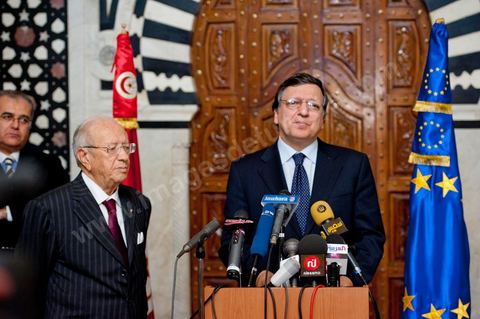 Rencontre de José Manuel Barroso avec M. Caïd Béji Essebsi, premier ministre de la Tunisie par intérim au Premier Ministère à al Kasbah de Tunis lors de la visite en Tunisie de José Manuel Barroso, président de la Commission européenne ce mardi 12 avril 2011. Il se rend à Tunis pour jeter les bases d'une coopération "conditionnée" à l'arrêt de l'immigration clandestine vers l'Europe et soutenir la marche politique et démocratique de la Tunisie depuis la Révolution.
