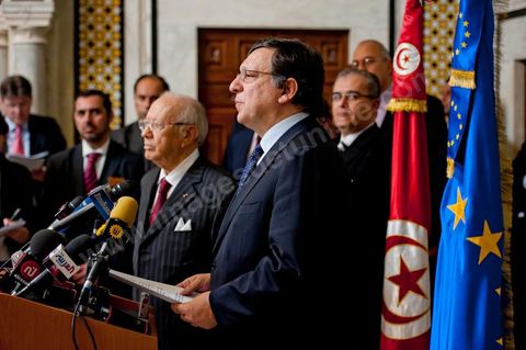 Rencontre de José Manuel Barroso avec M. Caïd Béji Essebsi, premier ministre de la Tunisie par intérim au Premier Ministère à al Kasbah de Tunis lors de la visite en Tunisie de José Manuel Barroso, président de la Commission européenne ce mardi 12 avril 2011. Il se rend à Tunis pour jeter les bases d'une coopération "conditionnée" à l'arrêt de l'immigration clandestine vers l'Europe et soutenir la marche politique et démocratique de la Tunisie depuis la Révolution.