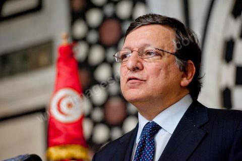 Rencontre de José Manuel Barroso avec M. Caïd Béji Essebsi, premier ministre de la Tunisie par intérim au Premier Ministère à al Kasbah de Tunis lors de la visite en Tunisie de José Manuel Barroso, président de la Commission européenne ce mardi 12 avril 2011. Il se rend à Tunis pour jeter les bases d'une coopération "conditionnée" à l'arrêt de l'immigration clandestine vers l'Europe et soutenir la marche politique et démocratique de la Tunisie depuis la Révolution.