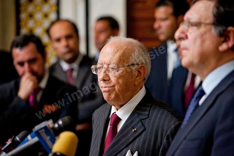 Rencontre de José Manuel Barroso avec M. Caïd Béji Essebsi, premier ministre de la Tunisie par intérim au Premier Ministère à al Kasbah de Tunis lors de la visite en Tunisie de José Manuel Barroso, président de la Commission européenne ce mardi 12 avril 2011. Il se rend à Tunis pour jeter les bases d'une coopération "conditionnée" à l'arrêt de l'immigration clandestine vers l'Europe et soutenir la marche politique et démocratique de la Tunisie depuis la Révolution.