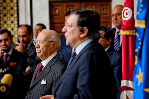 Rencontre de José Manuel Barroso avec M. Caïd Béji Essebsi, premier ministre de la Tunisie par intérim au Premier Ministère à al Kasbah de Tunis lors de la visite en Tunisie de José Manuel Barroso, président de la Commission européenne ce mardi 12 avril 2011. Il se rend à Tunis pour jeter les bases d'une coopération "conditionnée" à l'arrêt de l'immigration clandestine vers l'Europe et soutenir la marche politique et démocratique de la Tunisie depuis la Révolution.