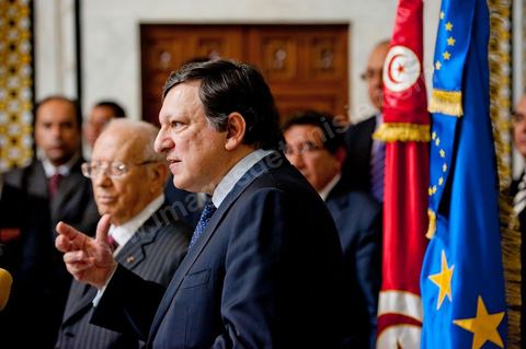 Rencontre de José Manuel Barroso avec M. Caïd Béji Essebsi, premier ministre de la Tunisie par intérim au Premier Ministère à al Kasbah de Tunis lors de la visite en Tunisie de José Manuel Barroso, président de la Commission européenne ce mardi 12 avril 2011. Il se rend à Tunis pour jeter les bases d'une coopération "conditionnée" à l'arrêt de l'immigration clandestine vers l'Europe et soutenir la marche politique et démocratique de la Tunisie depuis la Révolution.