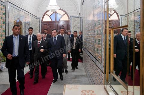 Rencontre de José Manuel Barroso avec M. Caïd Béji Essebsi, premier ministre de la Tunisie par intérim au Premier Ministère à al Kasbah de Tunis lors de la visite en Tunisie de José Manuel Barroso, président de la Commission européenne ce mardi 12 avril 2011. Il se rend à Tunis pour jeter les bases d'une coopération "conditionnée" à l'arrêt de l'immigration clandestine vers l'Europe et soutenir la marche politique et démocratique de la Tunisie depuis la Révolution.