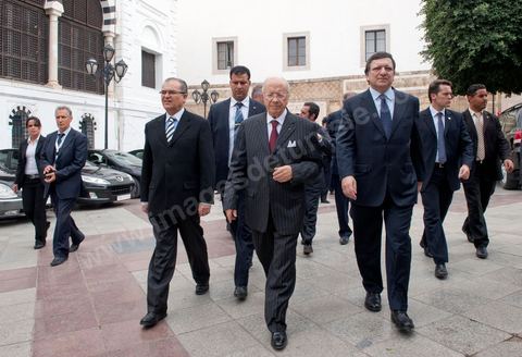 Rencontre de José Manuel Barroso avec M. Caïd Béji Essebsi, premier ministre de la Tunisie par intérim au Premier Ministère à al Kasbah de Tunis lors de la visite en Tunisie de José Manuel Barroso, président de la Commission européenne ce mardi 12 avril 2011. Il se rend à Tunis pour jeter les bases d'une coopération "conditionnée" à l'arrêt de l'immigration clandestine vers l'Europe et soutenir la marche politique et démocratique de la Tunisie depuis la Révolution.