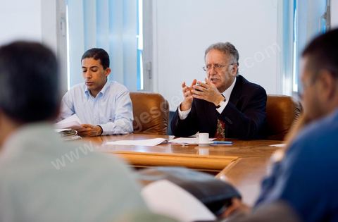 Réunion du Comité des Experts du conseil de la Haute instance pour la réalisation des objectifs de la révolution, de la réforme politique et de la transition démocratique (HIRORRPTD) dans leur bureau en préparation de l'assemblée du mercredi. La réunion est présidée par Yadh Ben Achour.