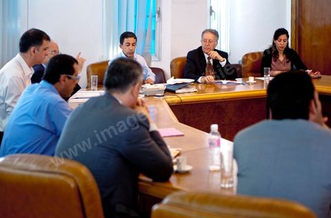Réunion du Comité des Experts du conseil de la Haute instance pour la réalisation des objectifs de la révolution, de la réforme politique et de la transition démocratique (HIRORRPTD) dans leur bureau en préparation de l'assemblée du mercredi. La réunion est présidée par Yadh Ben Achour.