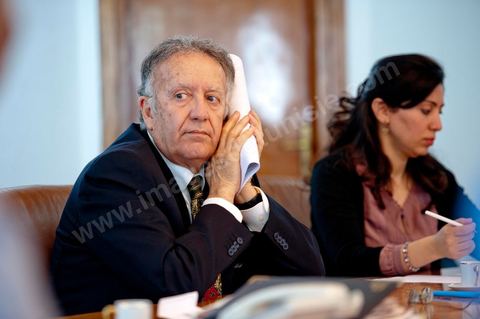 Réunion du Comité des Experts du conseil de la Haute instance pour la réalisation des objectifs de la révolution, de la réforme politique et de la transition démocratique (HIRORRPTD) dans leur bureau en préparation de l'assemblée du mercredi. La réunion est présidée par Yadh Ben Achour.