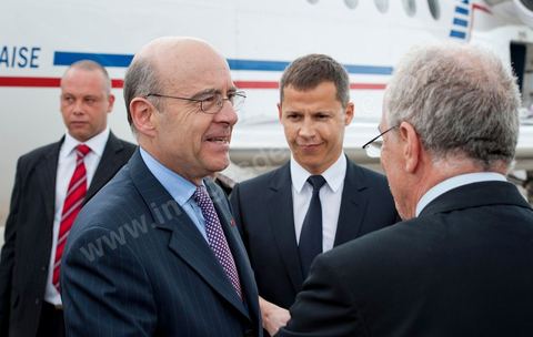 20 janvier 2011 : arrivée à l'aéroport de Juppé accueilli par M. Mohamed Mouldi Kefi, son homologue tunisien lors de la  Visite de M. Alain Juppé, Ministre des Affraires Etrangères Français, en Tunisie.