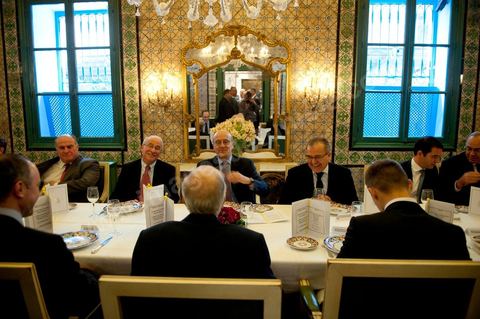 20 janvier 2011 : Alain Juppé en déjeuner avec le Premier Ministre tunisien par intérim M. Béji Caïd Essebsi et le Ministre tunisien des Affaires Etrangères dans la medina de Tunis lors de la Visite de M. Alain Juppé, Ministre des Affraires Etrangères Français, en Tunisie.