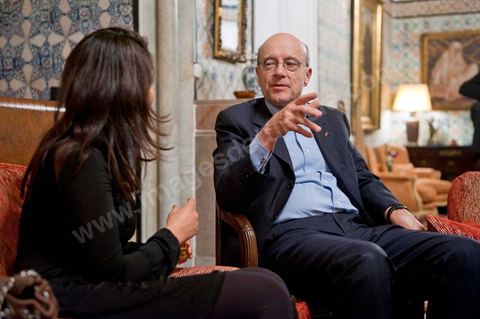 20 janvier 2011 : Dans les salons de la Résidence de l'Ambassade de France, Rencontre de Alain Juppé avec les bloggueurs de la révolution tunisienne lors de la Visite de M. Alain Juppé, Ministre des Affraires Etrangères Français, en Tunisie.