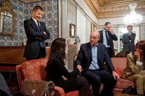 20 janvier 2011 : Dans les salons de la Résidence de l'Ambassade de France, Rencontre de Alain Juppé avec les bloggueurs de la révolution tunisienne lors de la Visite de M. Alain Juppé, Ministre des Affraires Etrangères Français, en Tunisie.