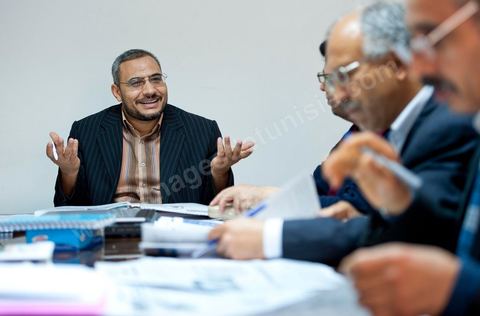 Comité de rédaction du journal du parti sous la direction de son directeur Sahbi ATIG avec les rédacteurs en chef de rubriques. Debrief du numéro 3. Au siège provisoire du parti Ennahdha dans la rédaction du jour hebdomadaire du parti. Le journal Al Fajr, hebdomadaire politique et organe officiel du parti islamiste Ennahdha, vient de regagner les kiosques, depuis le 9 avril 2011, après vingt ans de son éclipse forcé. Ce journal contient plusieurs rubriques dont l’actualité nationale, régionale, économique ainsi d’autres qui touchent les domaines des femmes, des jeunes, du sport, du cinéma, et de la culture. Rappelons que journal Al Fajr est orchestré par Rached Ghannouchi en personne. Al Fajr est offert aux lecteurs dans une publication de 24 pages avec un prix de vente fixé à 600 millimes.
