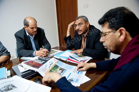 Comité de rédaction du journal du parti sous la direction de son directeur Sahbi ATIG avec les rédacteurs en chef de rubriques. Debrief du numéro 3. Au siège provisoire du parti Ennahdha dans la rédaction du jour hebdomadaire du parti. Le journal Al Fajr, hebdomadaire politique et organe officiel du parti islamiste Ennahdha, vient de regagner les kiosques, depuis le 9 avril 2011, après vingt ans de son éclipse forcé. Ce journal contient plusieurs rubriques dont l’actualité nationale, régionale, économique ainsi d’autres qui touchent les domaines des femmes, des jeunes, du sport, du cinéma, et de la culture. Rappelons que journal Al Fajr est orchestré par Rached Ghannouchi en personne. Al Fajr est offert aux lecteurs dans une publication de 24 pages avec un prix de vente fixé à 600 millimes.