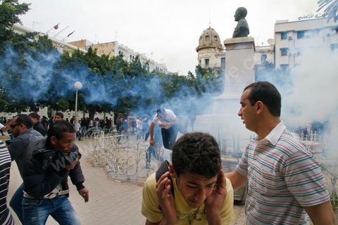 le 7 mai 2011 : Affrontements entre manifestants et la police autour de la gare principale de Tunis, place de Barcelone, avec l'armée qui tente de calmer les deux parties. Tirs de gaz lacrymogène et de balles de sommation de la part de la police sur les manifestants.