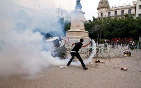 le 7 mai 2011 : Affrontements entre manifestants et la police autour de la gare principale de Tunis, place de Barcelone, avec l'armée qui tente de calmer les deux parties. Tirs de gaz lacrymogène et de balles de sommation de la part de la police sur les manifestants.