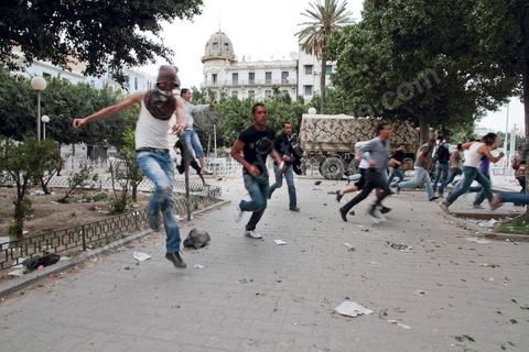 le 7 mai 2011 : Affrontements entre manifestants et la police autour de la gare principale de Tunis, place de Barcelone, avec l'armée qui tente de calmer les deux parties. Tirs de gaz lacrymogène et de balles de sommation de la part de la police sur les manifestants.