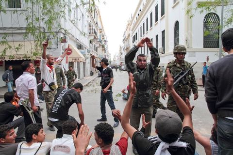le 7 mai 2011 : Affrontements entre manifestants et la police autour de la gare principale de Tunis, place de Barcelone, avec l'armée qui tente de calmer les deux parties. Tirs de gaz lacrymogène et de balles de sommation de la part de la police sur les manifestants.
