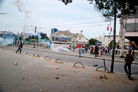 le 7 mai 2011 : Affrontements entre manifestants et la police autour de la gare principale de Tunis, place de Barcelone, avec l'armée qui tente de calmer les deux parties. Tirs de gaz lacrymogène et de balles de sommation de la part de la police sur les manifestants.