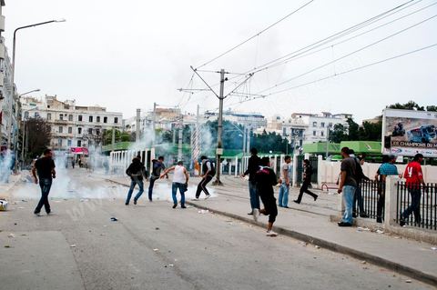 le 7 mai 2011 : Affrontements entre manifestants et la police autour de la gare principale de Tunis, place de Barcelone, avec l'armée qui tente de calmer les deux parties. Tirs de gaz lacrymogène et de balles de sommation de la part de la police sur les manifestants.