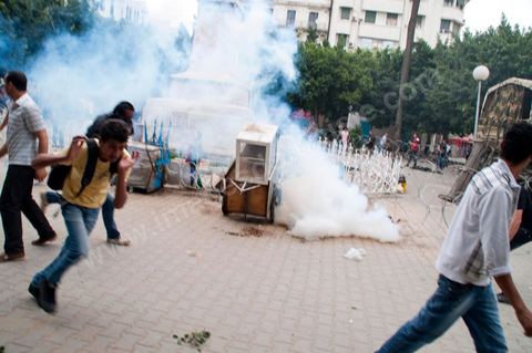 le 7 mai 2011 : Affrontements entre manifestants et la police autour de la gare principale de Tunis, place de Barcelone, avec l'armée qui tente de calmer les deux parties. Tirs de gaz lacrymogène et de balles de sommation de la part de la police sur les manifestants.