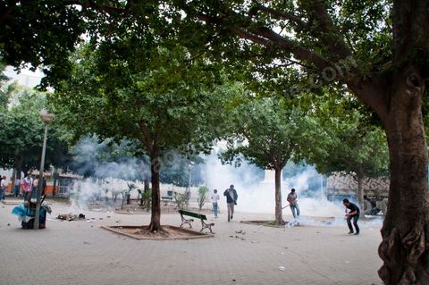 le 7 mai 2011 : Affrontements entre manifestants et la police autour de la gare principale de Tunis, place de Barcelone, avec l'armée qui tente de calmer les deux parties. Tirs de gaz lacrymogène et de balles de sommation de la part de la police sur les manifestants.