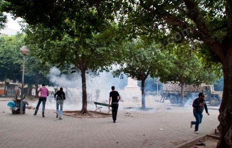 le 7 mai 2011 : Affrontements entre manifestants et la police autour de la gare principale de Tunis, place de Barcelone, avec l'armée qui tente de calmer les deux parties. Tirs de gaz lacrymogène et de balles de sommation de la part de la police sur les manifestants.