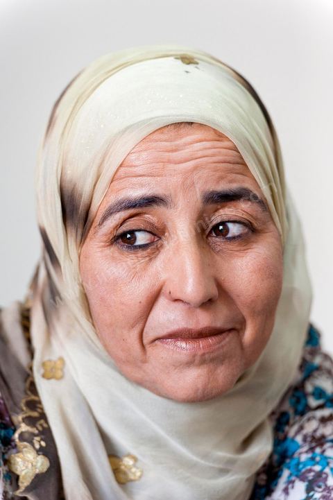 18 mai 2011 : rencontre à Meknassy avec Fadia Hamdi chez son avocate. Fadia Hamdi est la policière municipale qui a confisqué les fruits etlégumes et la balance de Mohamed Bouazizi le 17 décembre 2010 et qui a été emprissonée 4 mois sur l'accusation d'avoir giflé Mohamed Bouazizi, elle fera en prison une grève de la faim de 1 mois avnt d'être innocenté et libérée le 17 avril 2011.