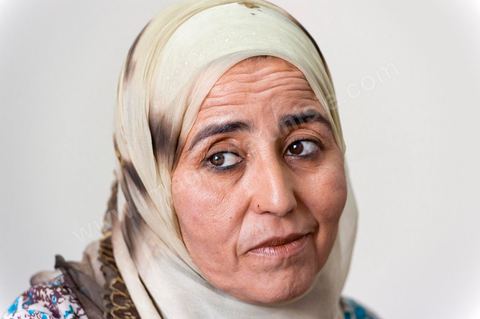 18 mai 2011 : rencontre à Meknassy avec Fadia Hamdi chez son avocate. Fadia Hamdi est la policière municipale qui a confisqué les fruits etlégumes et la balance de Mohamed Bouazizi le 17 décembre 2010 et qui a été emprissonée 4 mois sur l'accusation d'avoir giflé Mohamed Bouazizi, elle fera en prison une grève de la faim de 1 mois avnt d'être innocenté et libérée le 17 avril 2011.