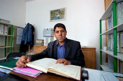 18 mai 2011 : Bureau de la police municipale de Sidi bouzid et son chef, bureau où travaillait Fadia Hamdi, la policière qui a saisi l'état de fruts et légume de Mohamed Bouazizi le 17 décembre 2010, déclenchant son immolation et les mouvements de protestations qui aboutiront à la chute du régime de Ben Ali.