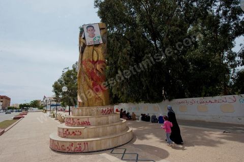 18 mai 2011 : Banderolles dans la rue principale de Sidi bouzid.