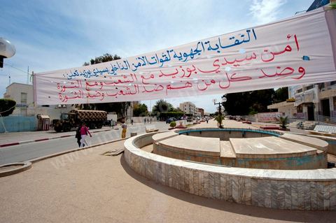 18 mai 2011 : Banderolles dans la rue principale de Sidi bouzid.