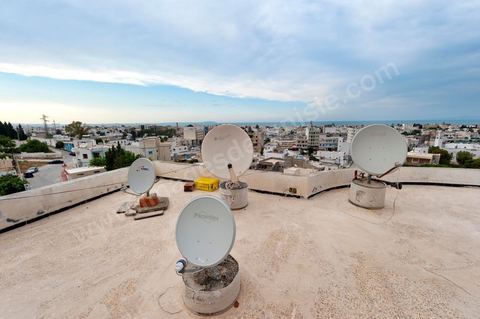 Paraboles sur le toit d'un immeuble surpombant la ville de Hammam Lif