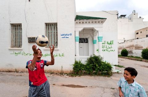 Devant l'ancien siège du RCD, parti de Ben Ali, aujouyd'hui Comité de la Protection de la Révolution, les jeunes jouent au foot