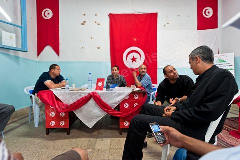 Dans l'ancien siège du RCD, ex parti de Ben Ali, cellule de Hammam Lif, réunion du comité de la protection de la Révolution tenu majoritairement par des membres du parti Ennahdha